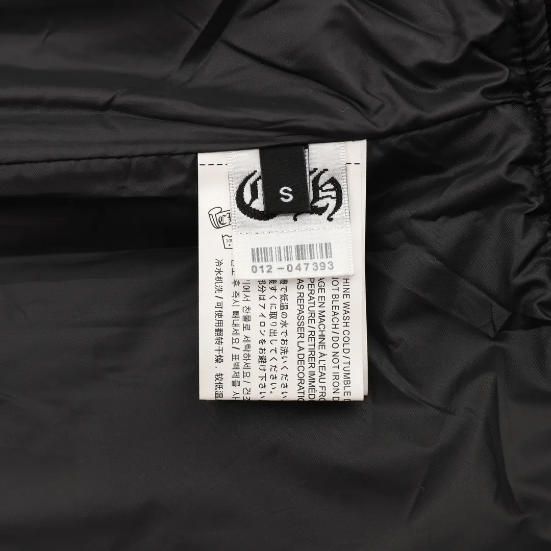🅿️570 CH/Cro Heart Cross-leather patchwork baseball uniform jacket Warm reminder: It is recommended to hand wash or dry clean! ! This year is particularly popular. Baseball uniform jackets are available at all levels on the market (you must compare the details). The most powerful quality control. Baseball uniforms have been produced and researched for 7 years. The details are exquisite. With it, you will be the most handsome boy in the world. The fully painted four-button buckle (button with LOGO), the fabric is customized for more than a month. It is not ready-made in the market. It is made of wool blend, custom-woven and dyed. It has high color fastness. It is recommended to hand wash or dry clean for the first time. "Custom-woven knitted rib at the hem", the lining is made of silky and delicate cupro fiber material, which can be worn directly next to the body. It is extremely comfortable, a heavyweight item, purchase version! Size：XS-L